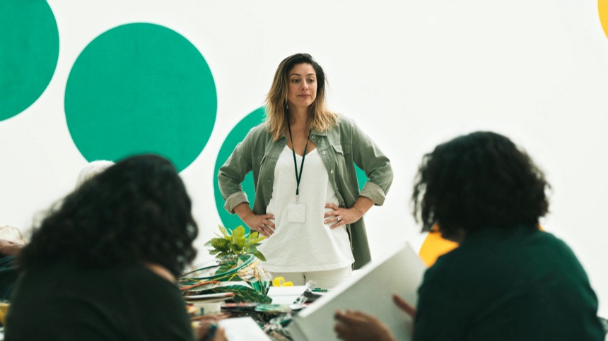 Dueña desbordada en su taller ante la duda de automatizar o contratar personal