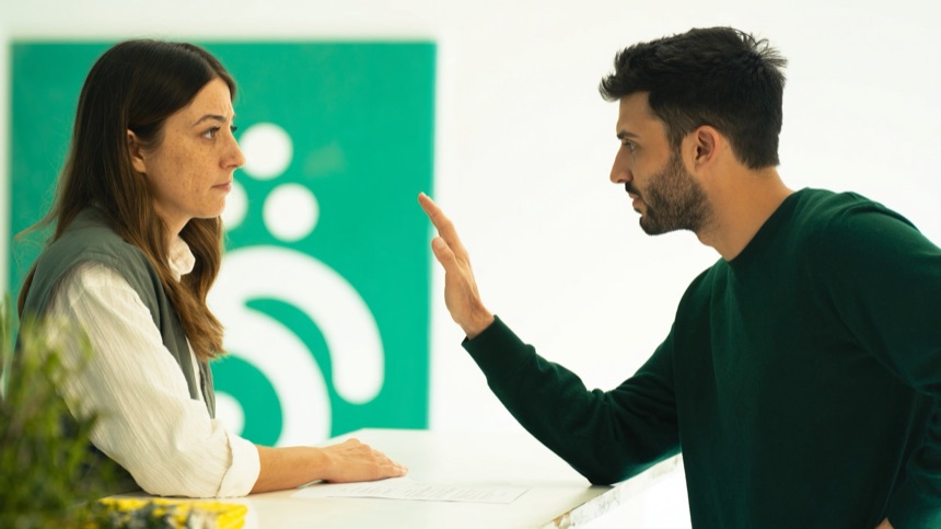 Conversación sobre los límites legales al automatizar reseñas de Google en un negocio