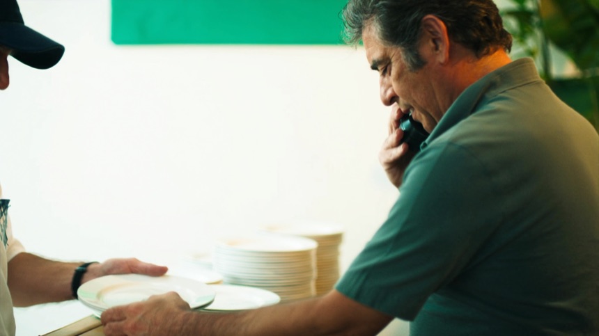 Dueño de restaurante atendiendo el teléfono en plena hora punta, el hueco que cubre un chatbot para restaurantes