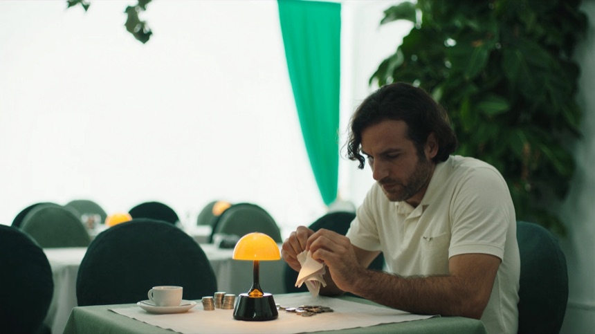 Restaurador haciendo cuentas al cierre para decidir cuánto cuesta un chatbot para restaurantes
