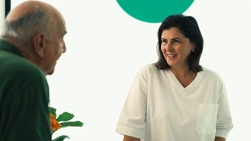 Recepción de clínica atendiendo a un paciente: por qué necesitan un CRM específico