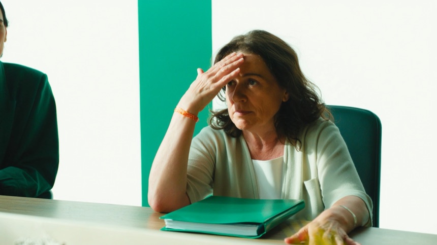 Dueña haciendo números: cuánto cuesta automatizar un negocio incluye costes ocultos