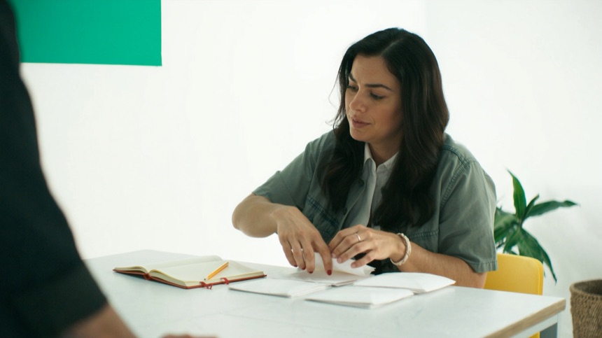 Dueña repartiendo sobres al decidir el presupuesto de marketing digital de su pyme