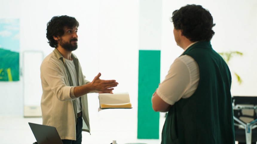 Reunión de pie para revisar errores del presupuesto de marketing digital en una pyme
