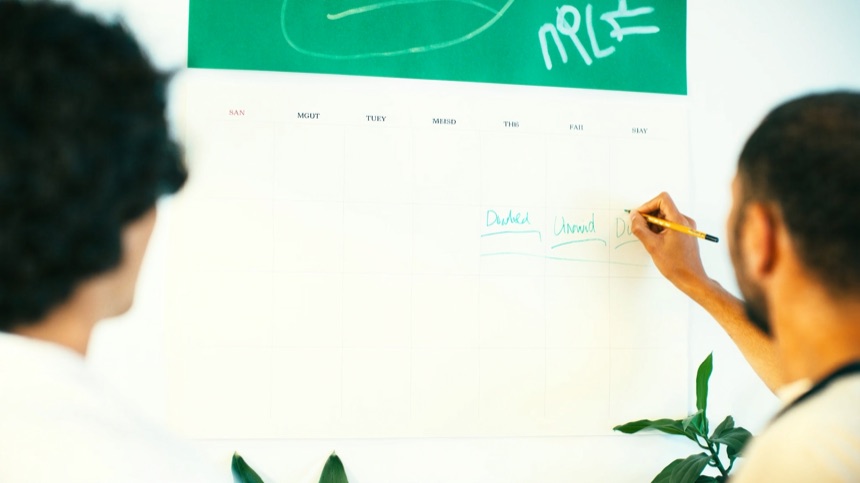Marcando fechas de envío en un calendario de pared, el ritmo del email marketing para pymes
