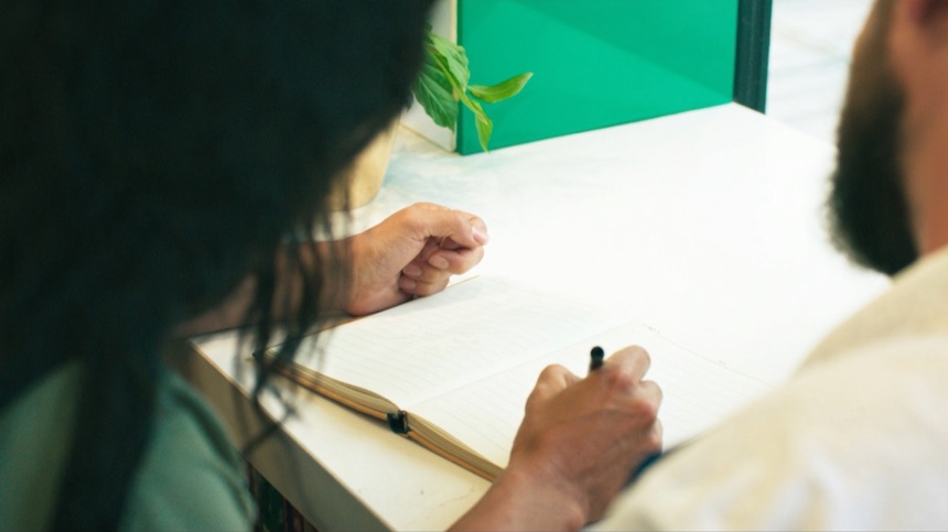 Revisando el registro de clientes para hacer visible el embudo de ventas de una pyme