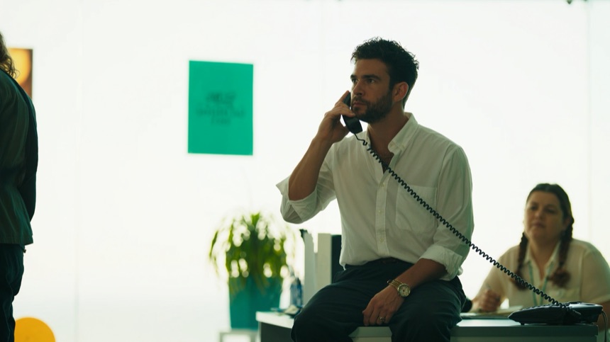Responsable llamando a un cliente tras las encuestas de satisfacción de clientes
