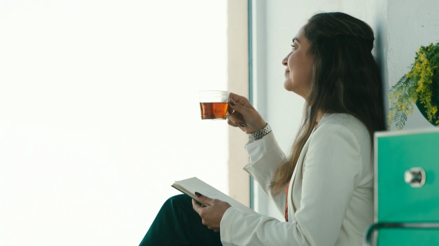 Dueña reflexionando junto a la ventana antes de limpiar la base de datos de clientes
