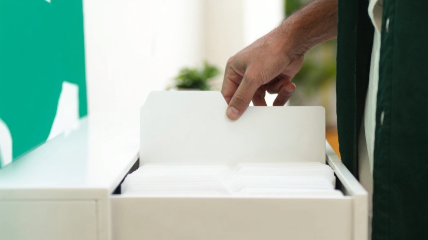 Archivador ordenado con carpetas idénticas, rutina para limpiar la base de datos de clientes