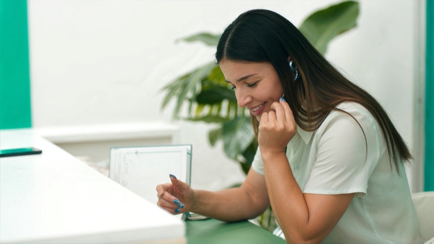 Recepción de clínica atendiendo llamadas, el trabajo que asume la IA telefónica en un negocio