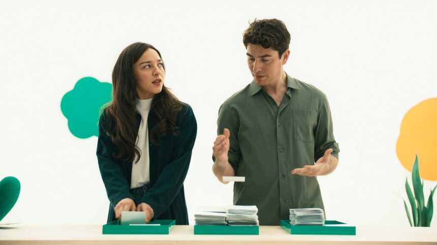 Compañeros clasificando fichas en tres montones, la lógica del lead scoring para pymes