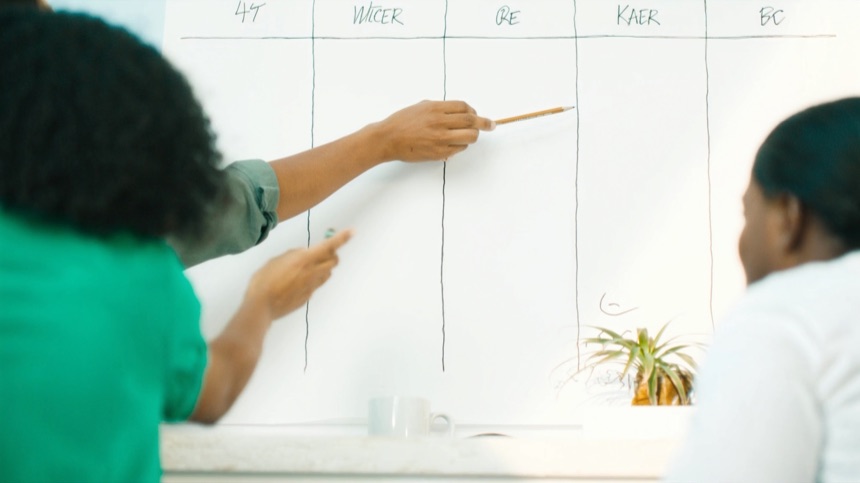 Planificando semana a semana en la pared el calendario del plan de marketing de Q4