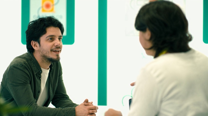 Cliente pidiendo recomendación en el mostrador: hoy ese negocio debe aparecer en la IA