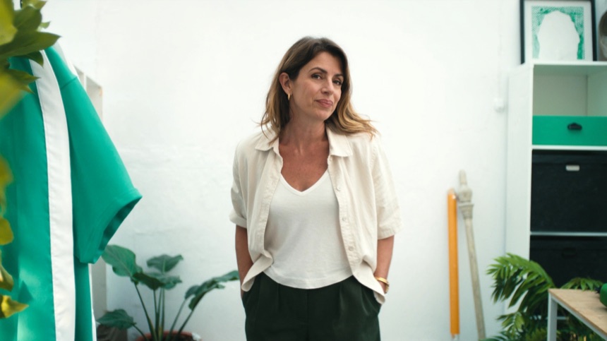 Dueña de negocio revisando qué incluye un sistema digital para empresas