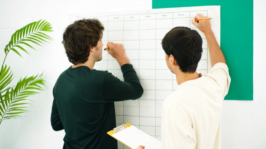 Equipo marcando un plan trimestral en la pared para aplicar SEO local en pymes de barrio