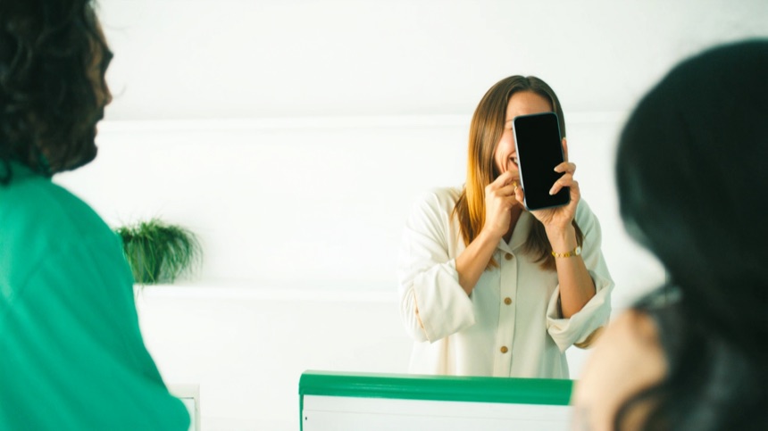 Dueña atendiendo una llamada en su tienda, la inmediatez que exige WhatsApp para empresas
